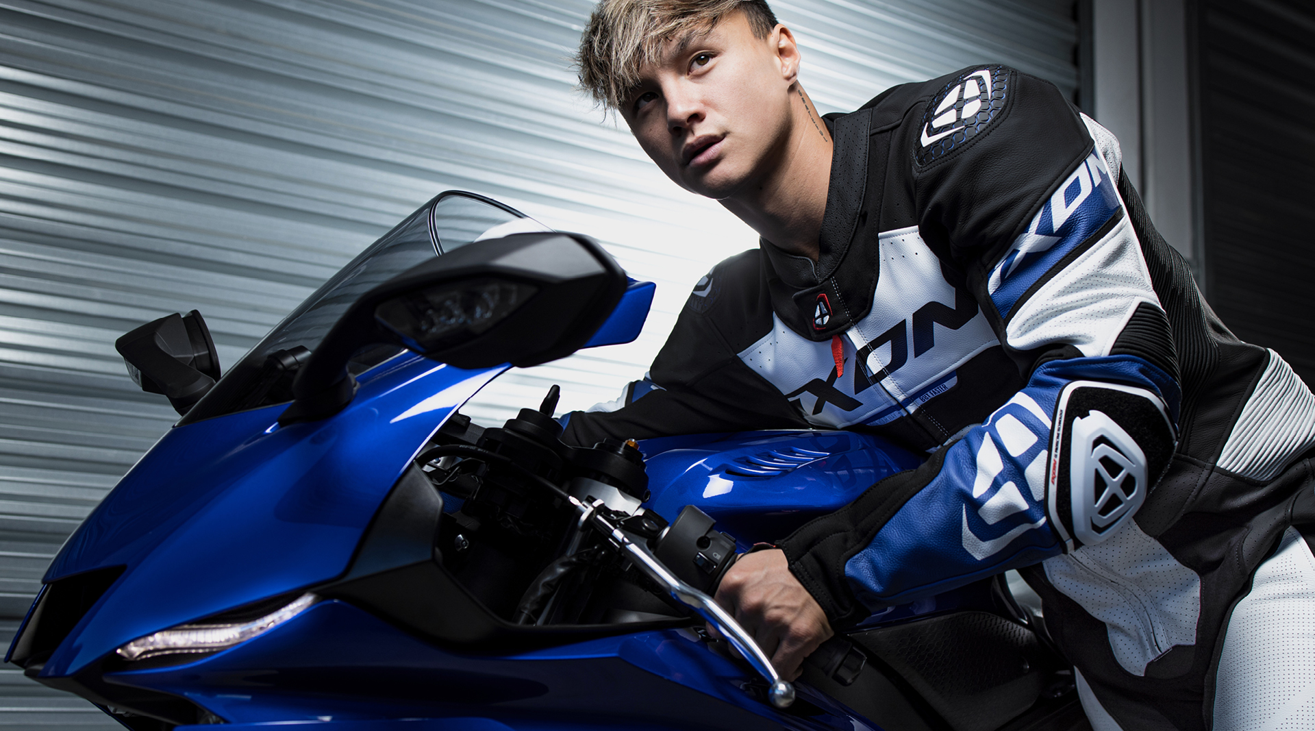 Costum (combinezon) motociclete barbati piele Ixon vara model Jackal MS culoare: negru/alb Negru/albastru L - imagine 3