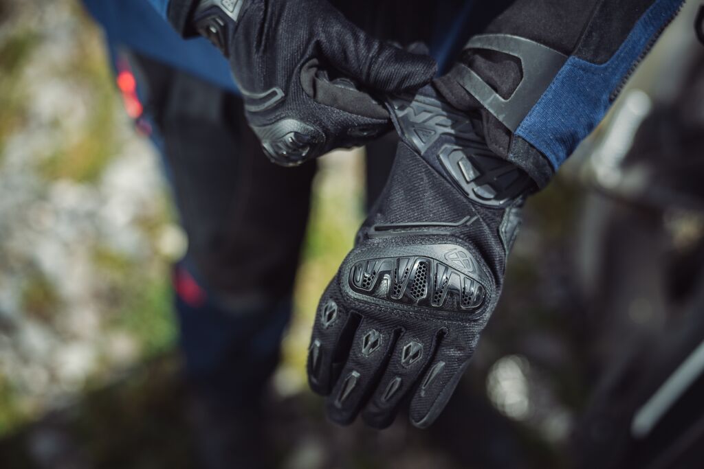 Manusi barbati Roadster vara piele/textil Ixon model Rise Air 2 MS culoare: negru - degete tactile, M (8/9)