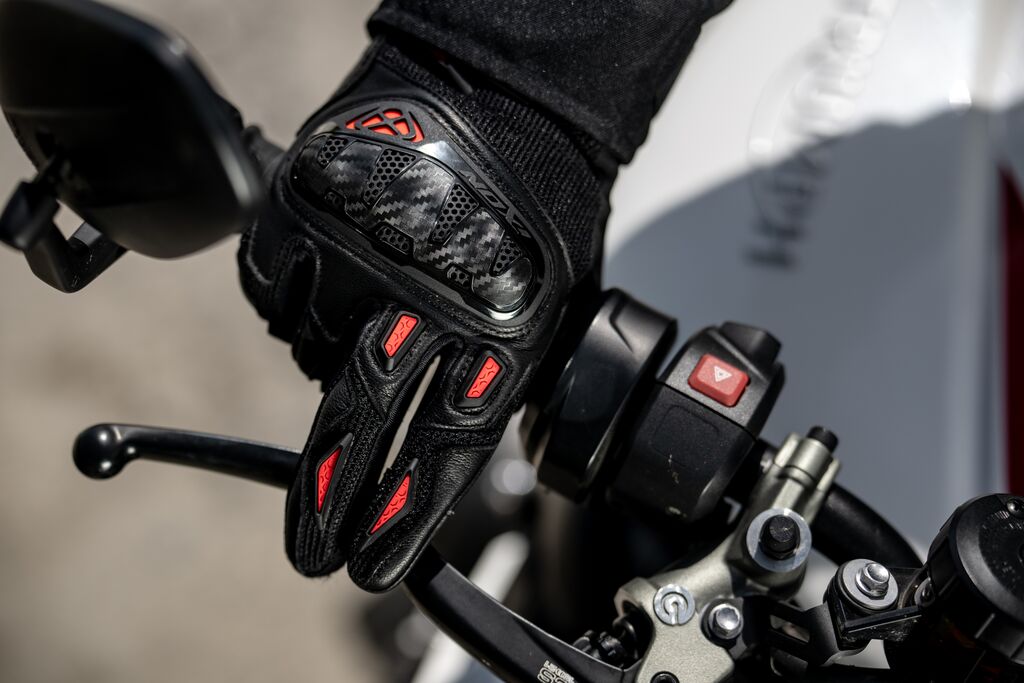 Manusi barbati Roadster vara piele/textil Ixon model Rise Air 2 MS culoare: negru/rosu - degete tactile, S (7/8)