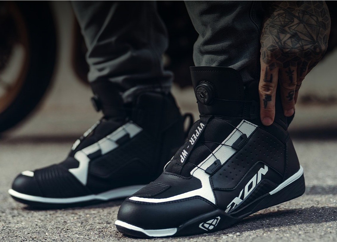 Ghete moto Urban/Roadster barbati All Season Ixon model Vyper WP MS culoare: negru/alb (100% waterproof), 42