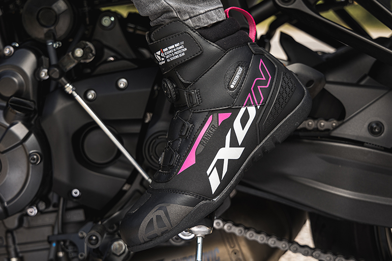 Ghete moto Roadster femei All season Ixon model Ranker WP LS culoare: negru/alb/fuchsia (roz) (100% waterproof), 40
