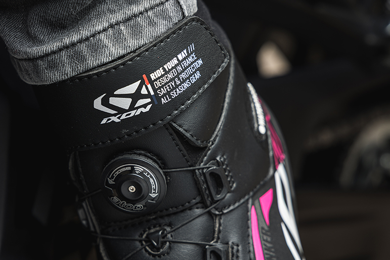 Ghete moto Roadster femei All season Ixon model Ranker WP LS culoare: negru/alb/fuchsia (roz) (100% waterproof), 40