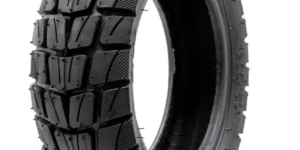 Anvelopă off-road pentru trotinetă electrică, cu profil aderent și crampoane pentru teren accidentat, disponibilă pe MotoRevolution.ro.